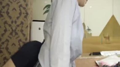 素颜邻家小妹感觉的清纯美少女初尝援交，美乳、翘臀、嫩穴，极品三大件中出内射。